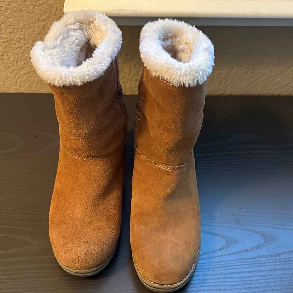 White Mountain Tan Suede Boots with Knit Detail and Faux Fur Trim Size 7